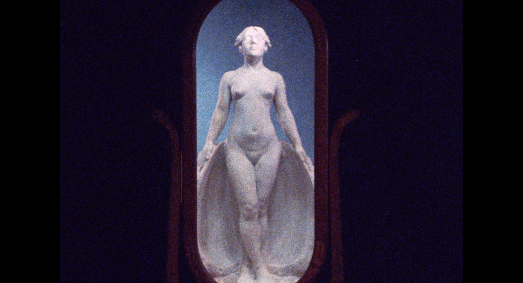 《甘露水》：在太陽沒有顏色的時候，我們送行少女與土水